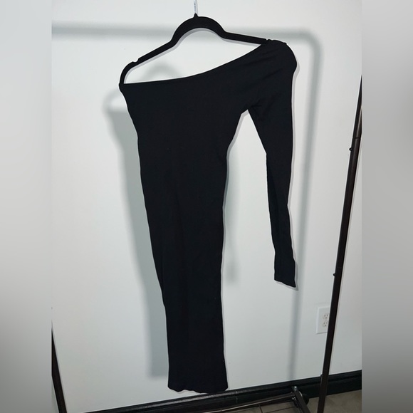 Sold

Asymmetrical sleeve dress - Picture 1 of 3